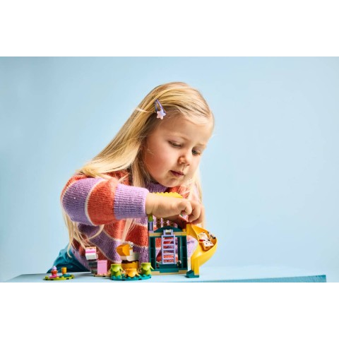 Конструктор LEGO Bluey Веселощі з Блуї та Хлоєю на ігровому майданчику (11201)