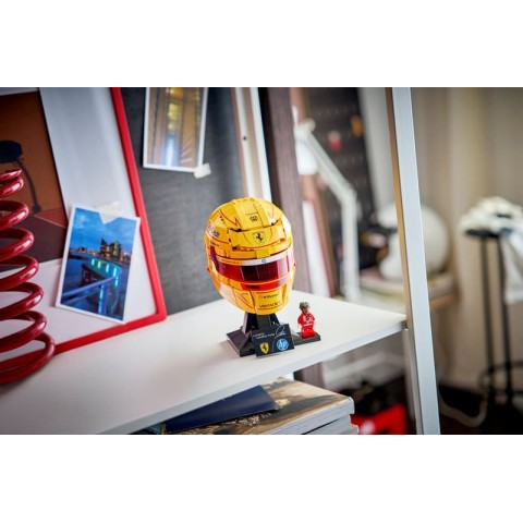 Конструктор LEGO Editions Formula 1 Шолом Льюїса Гамільтона з команди Scuderia Ferrari HP (43022)