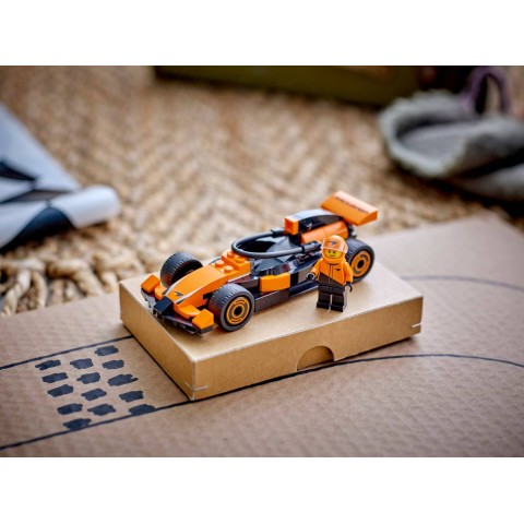 Конструктор LEGO City Пілот F1 з автомобілем для перегонів команди McLaren (60442)